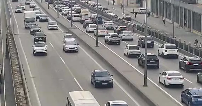 Bakıda bəzi yollarda nəqliyyatın hərəkətində sıxlıq yaranıb