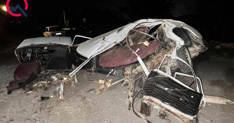 Gəncə Samux yolunda qəza Maşın iki hissəyə bölündü+Fotolar