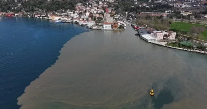 Босфор сменил цвет: мутные воды после ливней попали в пролив
