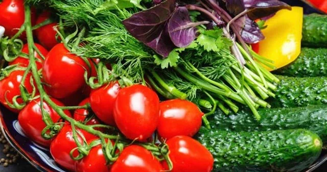 Pomidorla xiyarı birlikdə yemək olmaz Səbəb və zərəri