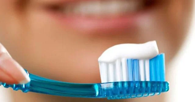 Dişləri təmizləməzdən qabaq fırçanı islatmaq vacibdirmi?