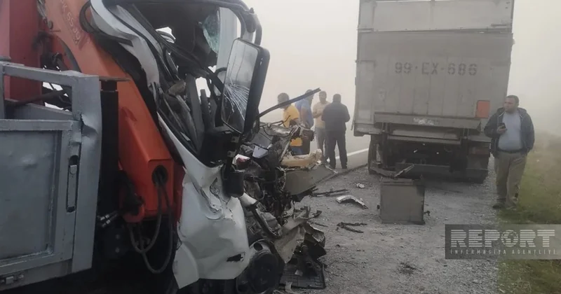 Kürdəmirdə yük maşını “Mercedes”ə çırpıldı Ölən var