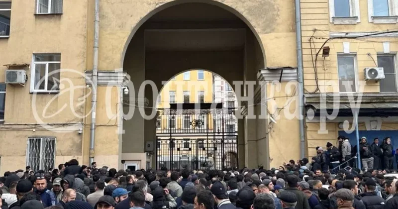 ОМОН устроил западню на рынке в Северной столице России людей не выпускают ФОТО