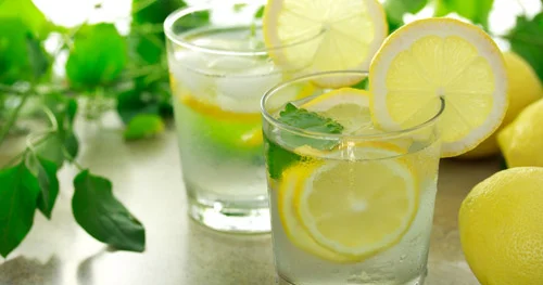 İlıq su limonla müalicəvi və profilaktik vasitə