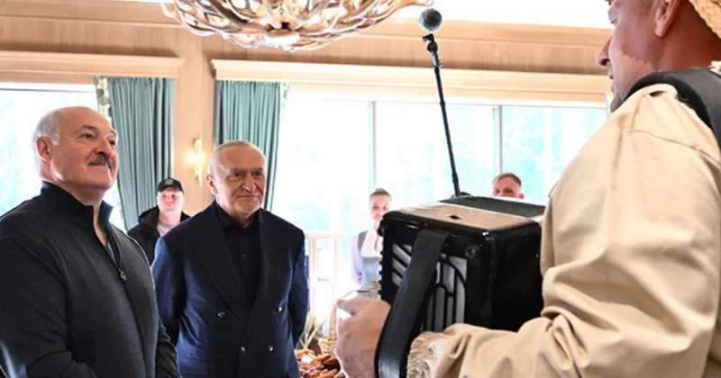Öz musiqi alətini arıçıya hədiyyə etdi