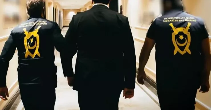 Sahibkardan rüşvət alan gömrükçü hakim qarşısına çıxarılır