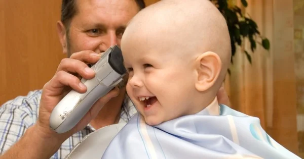 Uşağın saçını keçəl qırxdırmaq faydalıdır yoxsa ziyanlı? Pediatrdan tövsiyə