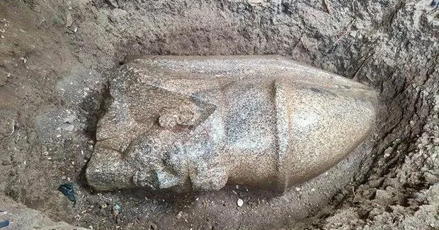Мужчина случайно нашел древнюю статую фараона у себя во дворе