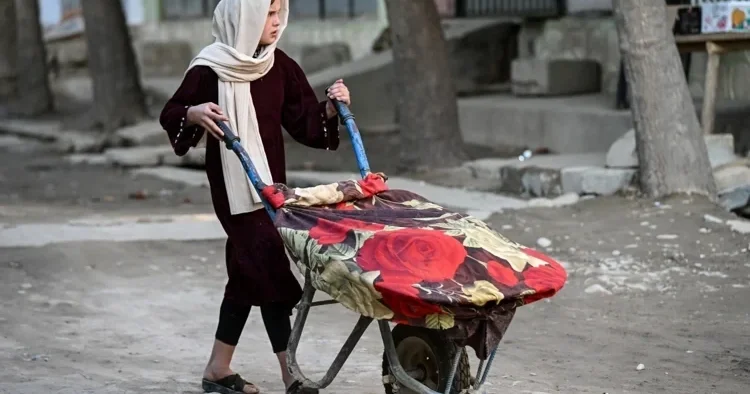 Əfqanıstanda qız uşaqları yoxsulluğun qurbanına çevrilir