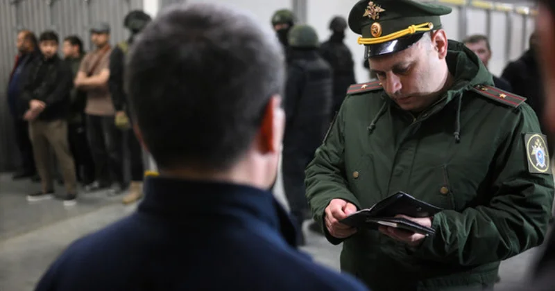 В центре Петербурга облава на мигрантов. Некоторым вручили повестки