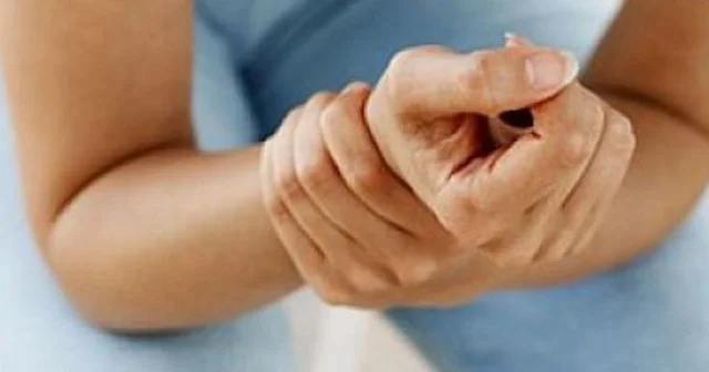 Yuxu zamanı qolların keyiməsi. SƏBƏBLƏR