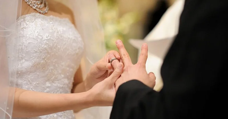 Niyə kişilər özlərindən böyük qadınlarla evlənir? PSİXOLOQ İZAH EDİR