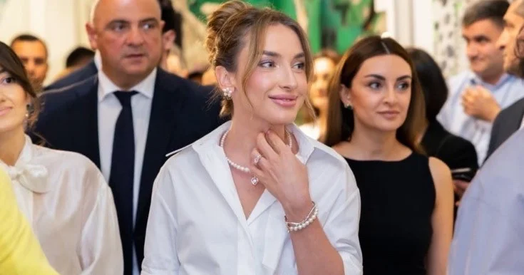 Prezidentin gəlini sərgidə Fotolar