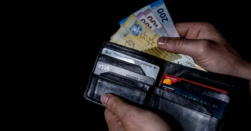 В Азербайджане среднемесячная зарплата в секторе информации и связи выросла на 12,7%