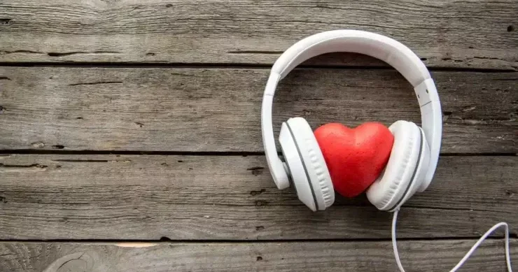 Qulaqlıqlarda musiqi dinləmək: eşitmə üçün hansı səs səviyyəsi təhlükəlidir?