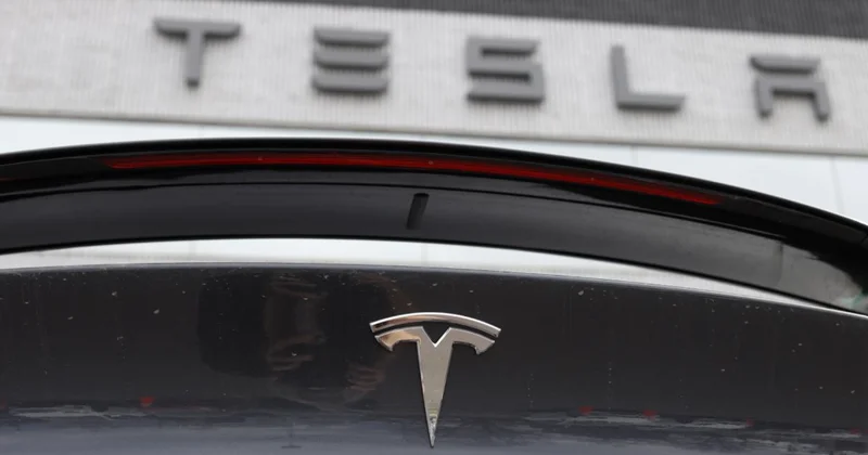 Tesla uçan avtomobilini təqdim etdi