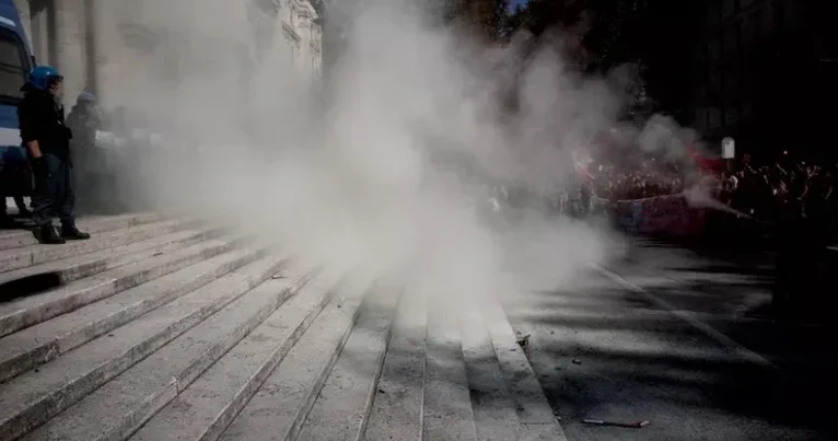 Romada məktəblilər Təhsil Nazirliyinə hücum etdi