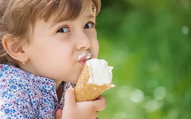 Uşağın boğazı ağrıyırsa, ona dondurma verin Tanınmış pediatrın tövsiyəsi