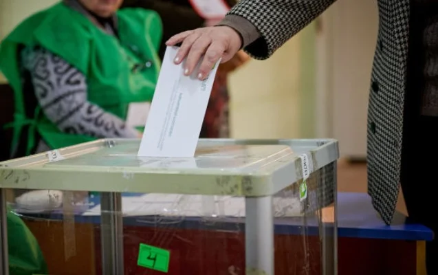 Gürcüstan MSKnın rəhbəri parlament seçkilərinin yekun protokolunu imzalayıb