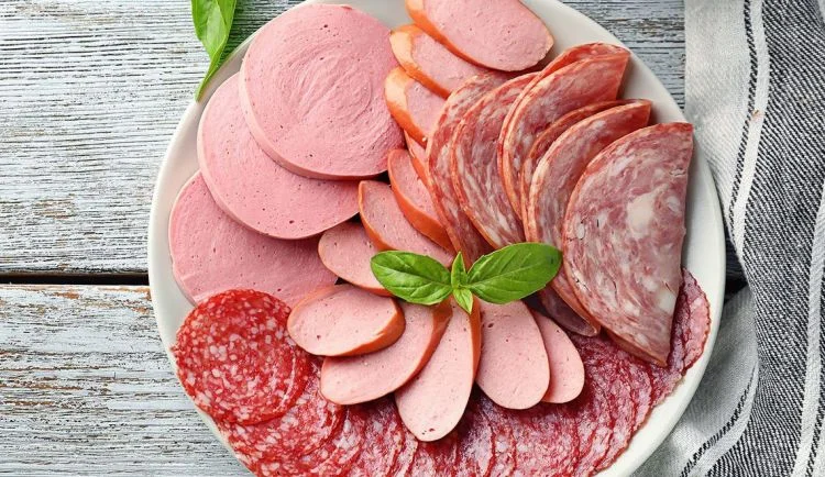 Kolbasa Sağlamlığımıza təhlükə yaradan qida: Tərkibinə antibiotik vurulur ARAŞDIRMA KONKRET