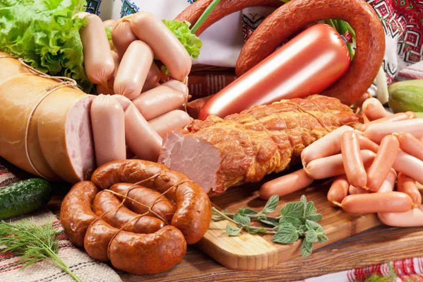 Kolbasa Sağlamlığımıza təhlükə yaradan qida: Tərkibinə antibiotik vurulur ARAŞDIRMA