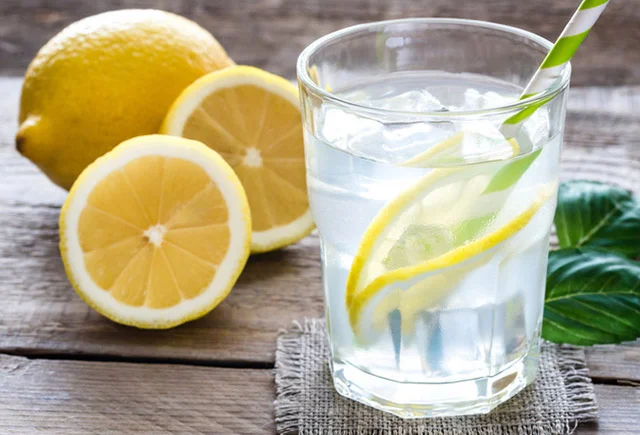 Sağlamlığın sadə resepti: Limon və su