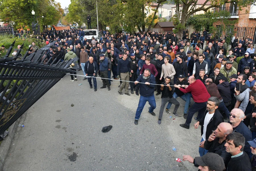 Abxaziyada müxalifət əhalini küçələrə çağırdı qondarma prezident isə Suxumidən qaçdı