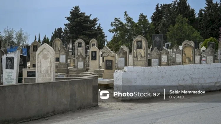 Azərbaycanda qəbirstanlıqda məzarlar çökdü