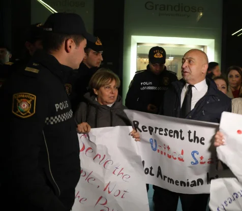 Bakıda ermənipərəst konqresmenə qarşı etiraz aksiyası keçirildi KONKRET