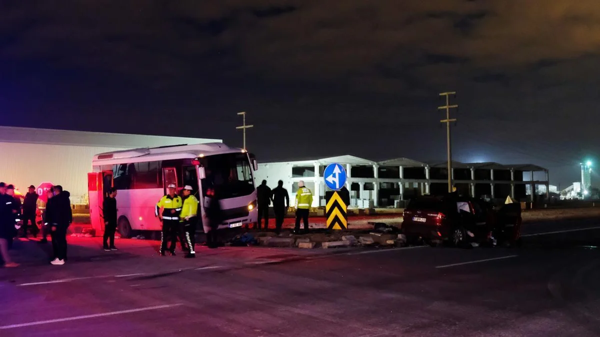 Türkiyədə ağır qəza 7si polis olmaqla 11 nəfər yaralandı ölən var FOTO