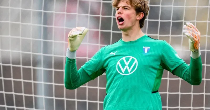 Qırmızı şeytanlar” Malmö nün qapıçısı ilə maraqlanır