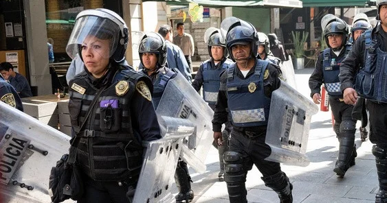 В Мехико в ходе марша Поколения Z пострадали 100 полицейских