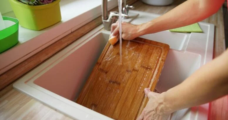 Doğrama taxtalarını əsla yuyucu tozla yumayın SƏBƏB