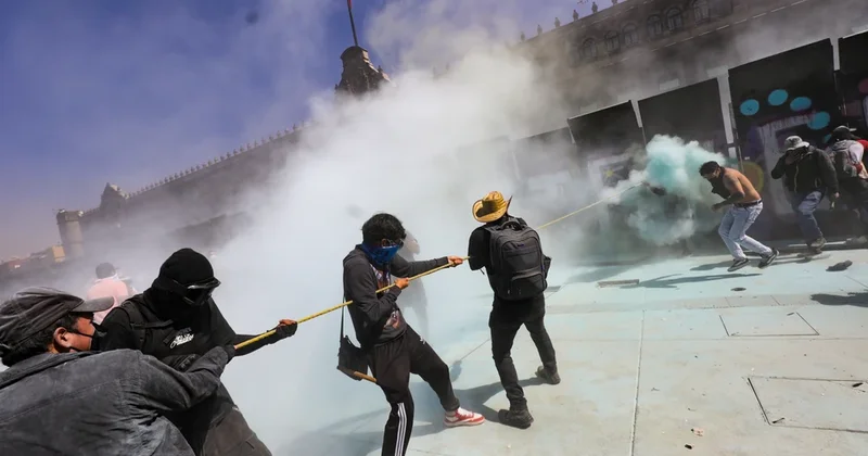 Более сотни полицейских ранены на демонстрации в Мехико, задержаны 20 участников