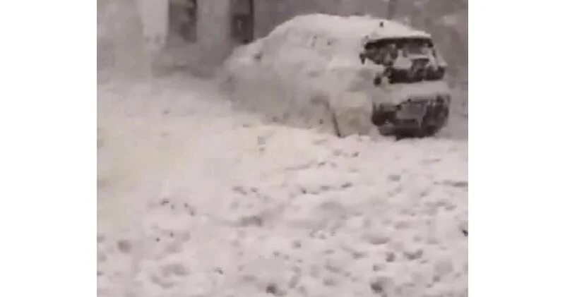 Деревню на побережье Ирландии завалило белоснежной морской пеной ВИДЕО