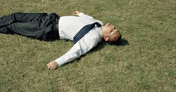 İşdə oturub işdən çıxmaq: İşçiləri “candərdi” işləməyə nə vadar edir?