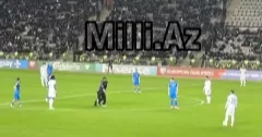 Fransa Azərbaycan oyunu zamanı azarkeş meydançaya daxil oldu VİDEO