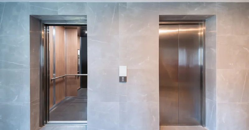 Dəhşətli anlar: 3 yaşlı uşaq lift şaxtasına düşdü ANBAAN VİDEO