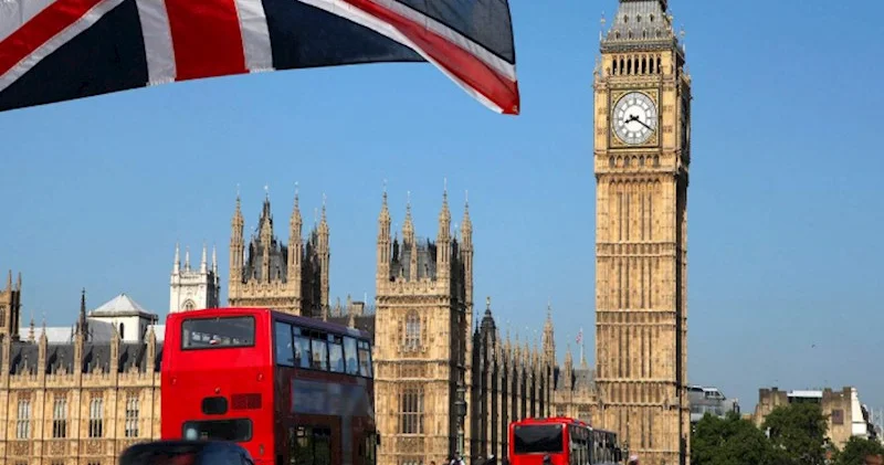 Britaniya miqrantlar üçün qalma şərtlərini sərtləşdirir