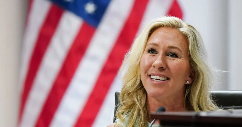 Konqres üzvü Qrin Trampla münaqişədən danışır