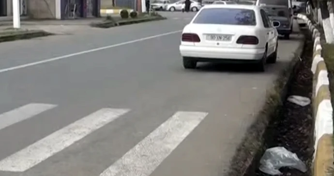 Məktəb yolunda yerləşən bir neçə piyada keçidi əsl təhlükəyə çevrilib VİDEO