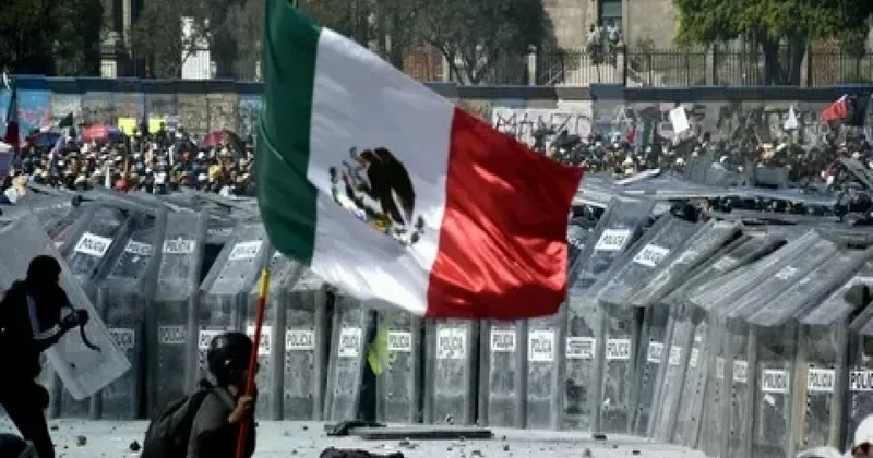 Meksikada gənclərlə toqquşmalarda 100 dən çox polis əməkdaşı yaralanıb