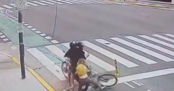 Туристка в одиночку обезвредила уличного грабителя ВИДЕО