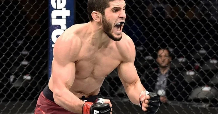 Махачев победил Делла Маддалену единогласным решением судей в главном бою на UFC 322