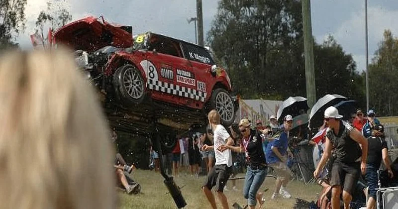 Avstraliyada yarış maşını tamaşaçıları vurub, doqquz nəfər yaralanıb
