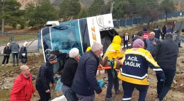 Türkiyədə avtobus ağır qəzaya düşdü: 18 nəfər yaralandı FOTO