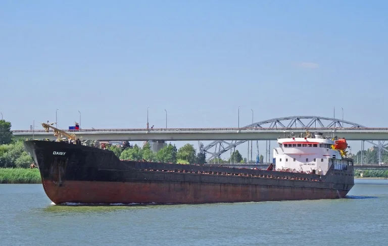 Азербайджанские моряки на судне в Керченском проливе подали сигнал бедствия