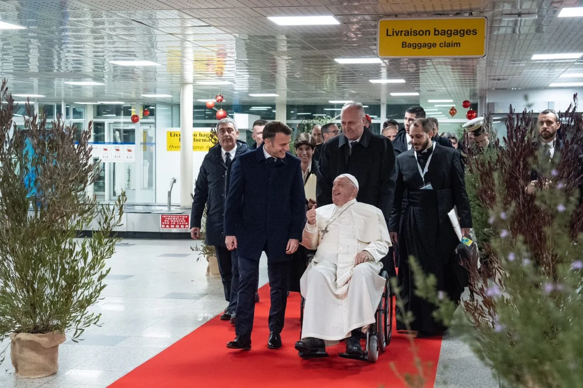 Roma Papası Korsika adasına gəldi Makron qarşıladı /FOTO