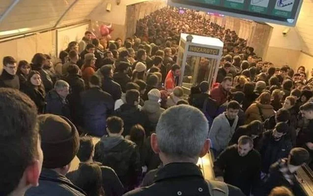 "28 May" metrosunda sıxlıq yarandı VİDEO