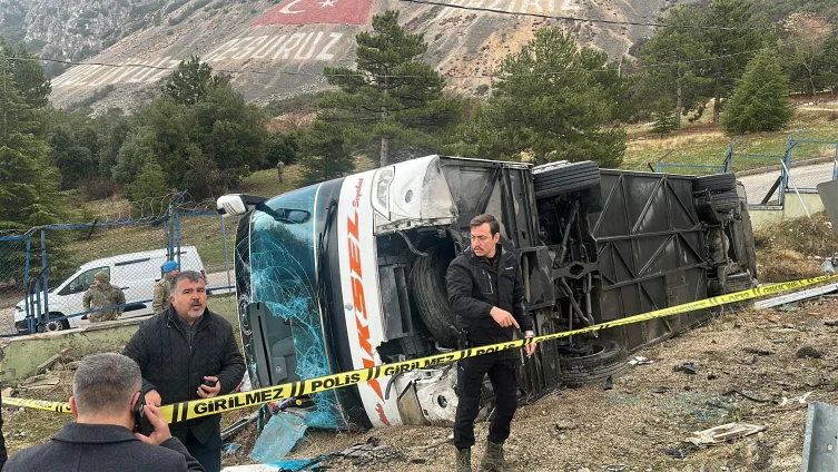 Sərnişin avtobusu xəndəyə aşıb: 1 nəfər ölüb, 18 nəfər yaralanıb